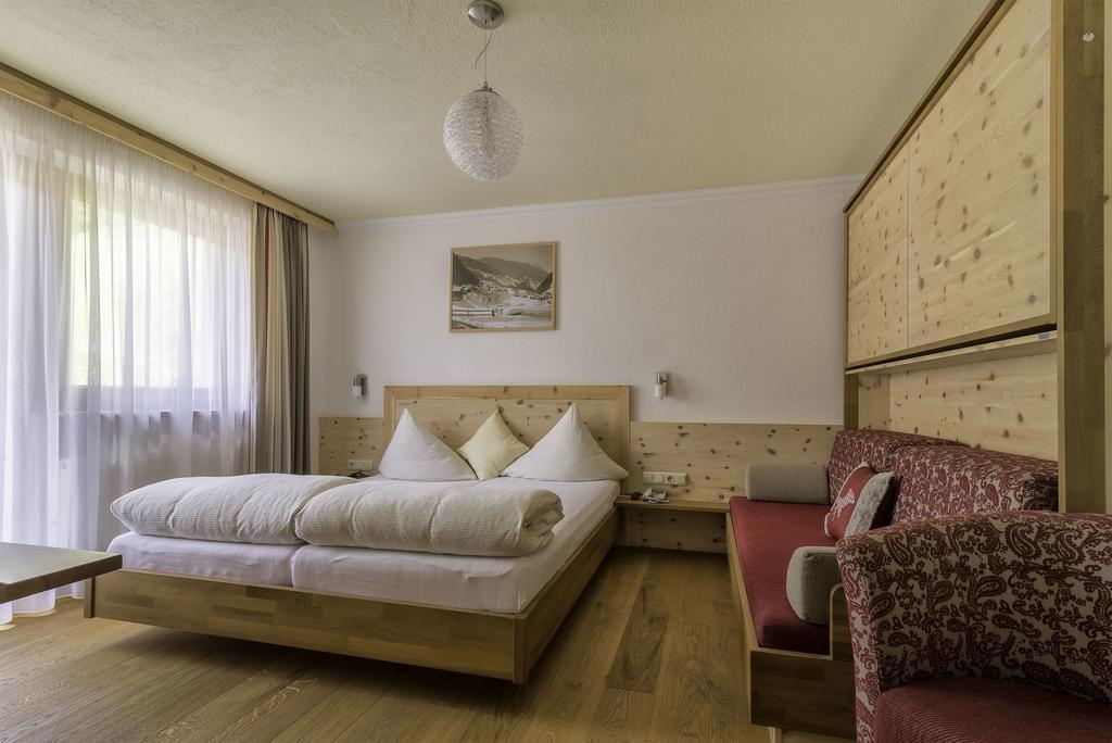 סי Hotel Enzian Paznaun מראה חיצוני תמונה