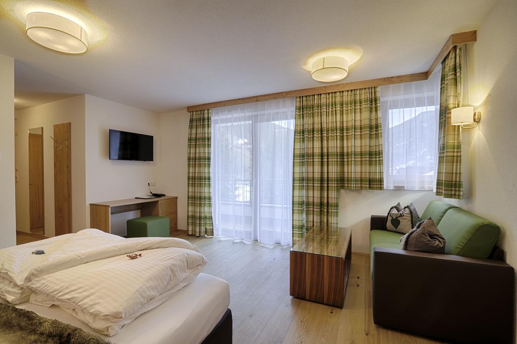 סי Hotel Enzian Paznaun מראה חיצוני תמונה